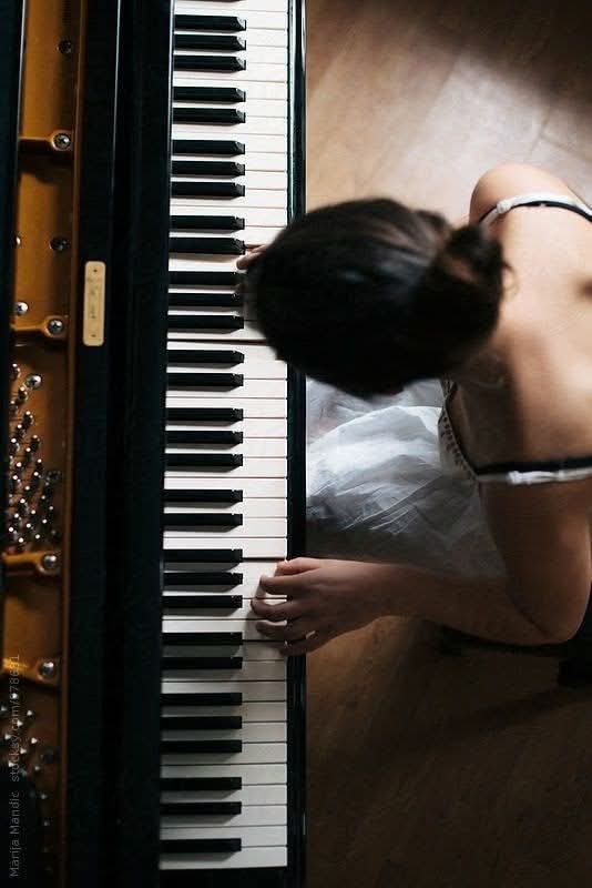 Isa69191443's tweet image. "Se la musica è l’alimento dell’amore, seguitate a suonare, datemene senza risparmio..."
William Shakespeare
La otra mirada