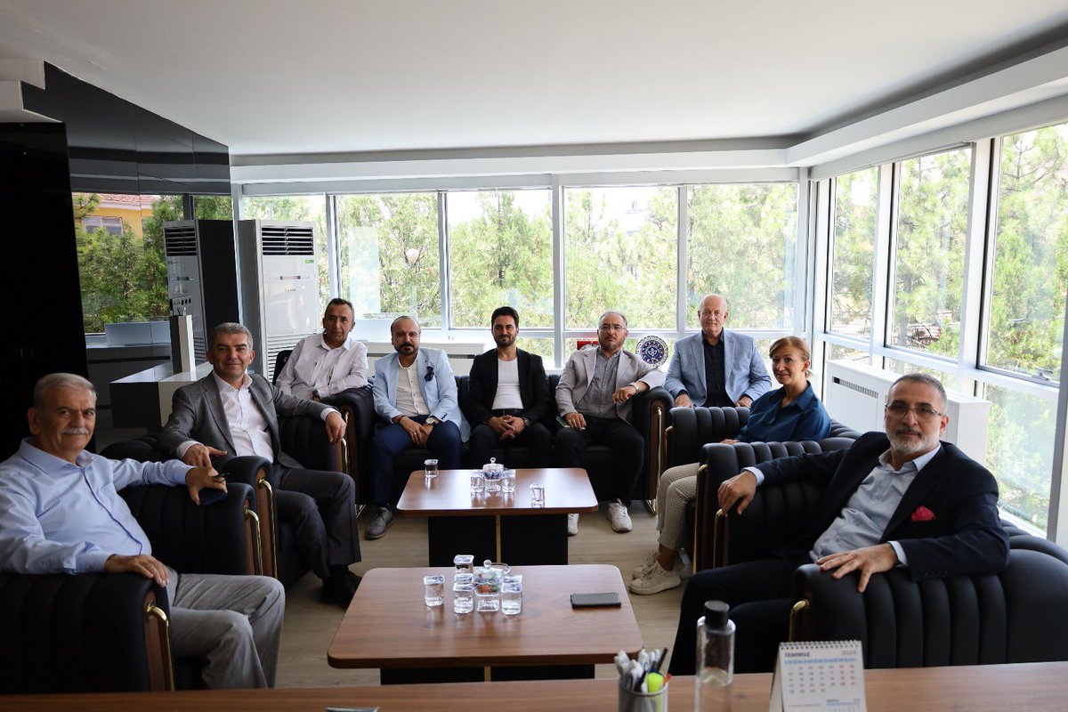 cancankesen's tweet photo. Hürriyetçi Sendikalar Konfederasyonu Genel Bşk Sn @leventkuruoglu ve yönetim kurulunu ziyaret ederek sendikal ve ülke gündemi üzerine istişarelerde/görüş alışverişinde bulunduk.
Nazik misafirperverlikleri için Sn Bşk ve yönetimine teşekkür ediyoruz
@Ahmet_Davutoglu
@avaliaydin https://t.co/JeCl7LYo4r