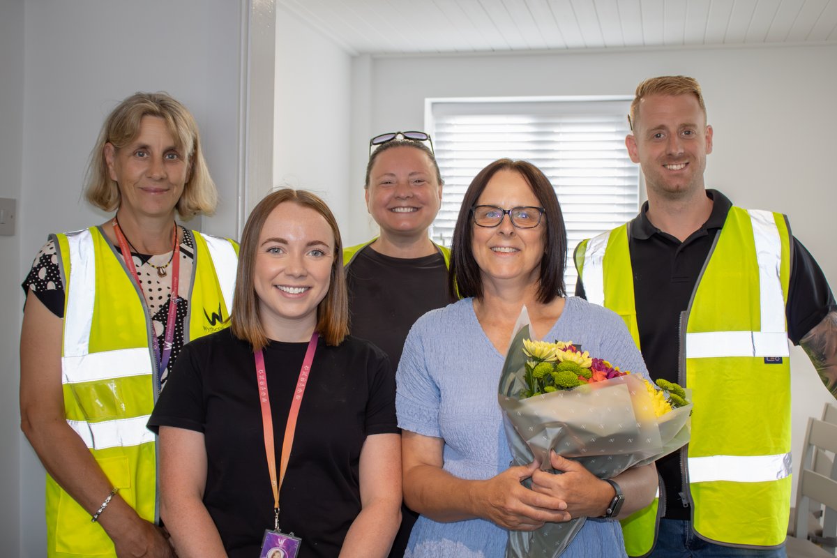 Our 4-year partnership with Wythenshawe Community Housing Group (WCHG) is going strong, bringing beautiful new kitchens &amp; joy to thousands of homes.

"Absolutely over the moon with my new kitchen!" - Mrs. Coates. #TeamConnolly #WCHG

Full story: connollyltd.co.uk/news/absolutel…