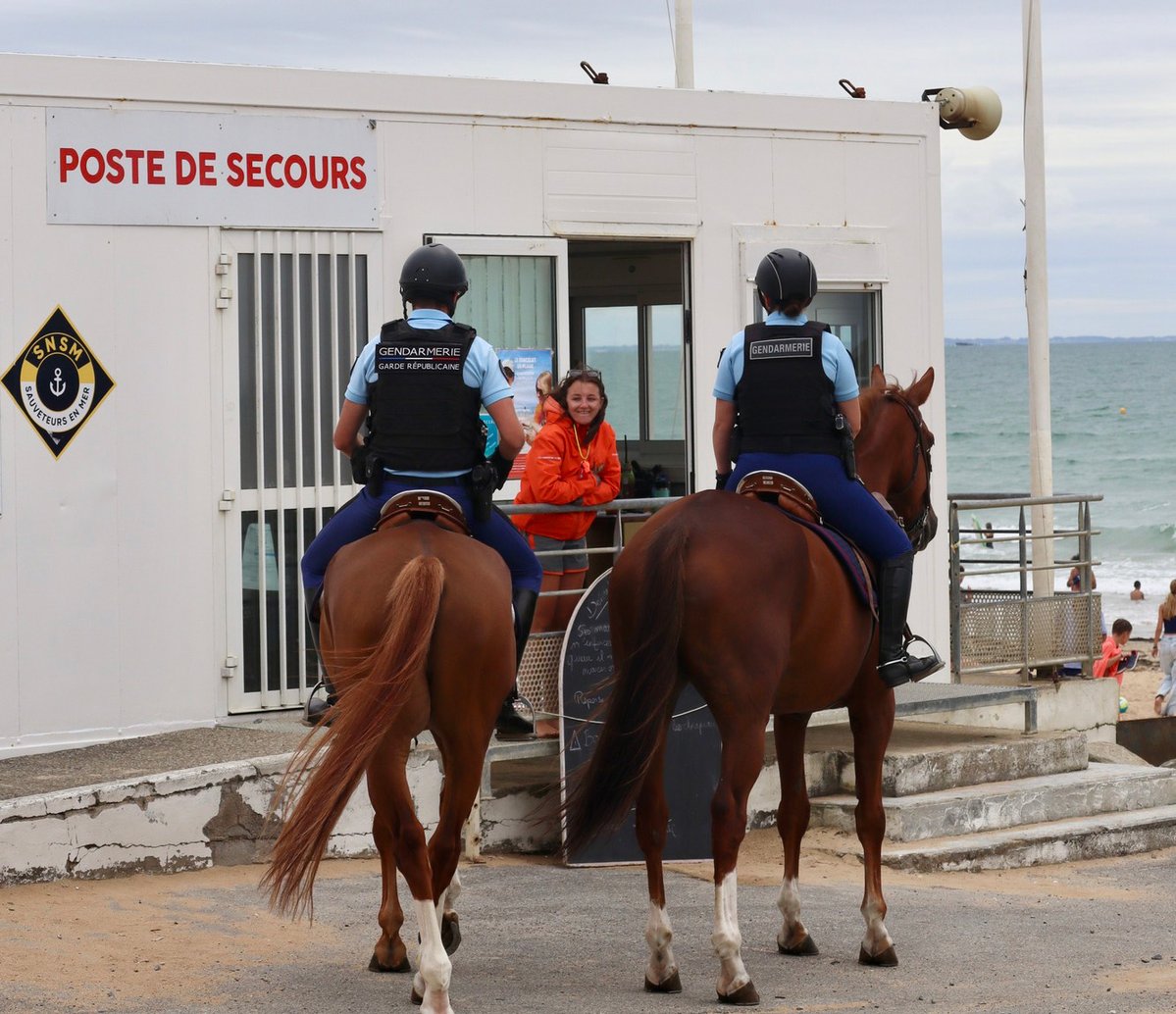 Gendarmerie nationale (@gendarmerie) on Twitter photo #Été ☀ Le poste équestre 🐴 d'Erdeven en #Bretagne célèbre cette année ses 30 ans ! Dans le cadre du Dispositif Estival de Protection des Populations, les gendarmes départementaux et de la <a href="/GardeRepFR/">Garde républicaine</a> veillent à votre sécurité sur les dunes bretonnes ! 👏 #Été ☀ Le poste équestre 🐴 d'Erdeven en #Bretagne célèbre cette année ses 30 ans ! Dans le cadre du Dispositif Estival de Protection des Populations, les gendarmes départementaux et de la <a href="/GardeRepFR/">Garde républicaine</a> veillent à votre sécurité sur les dunes bretonnes ! 👏