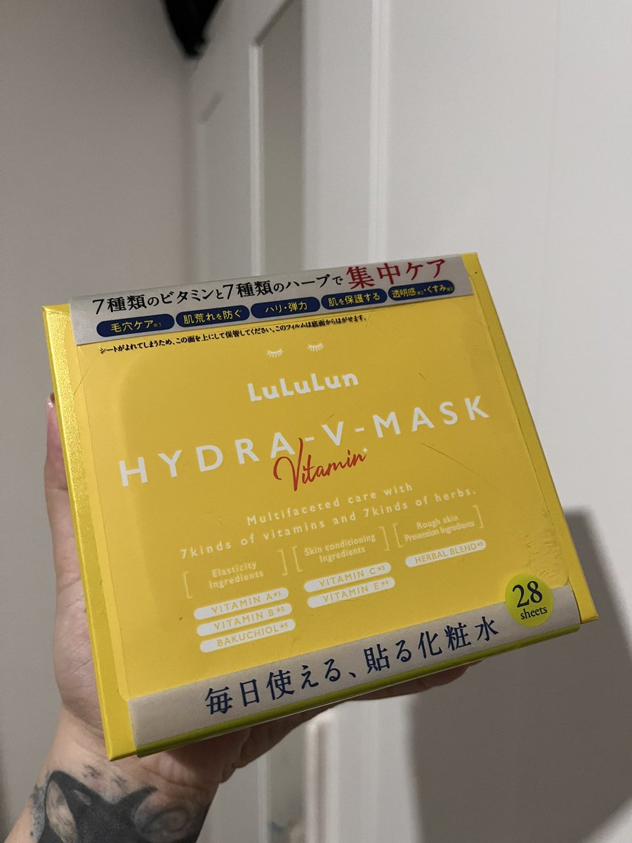 ตัวนิของ lululun เลย ดีมากๆ ใช้ติดต่อกันได้เลย ตกแผ่นละประมาณ 28 บาท สูตรนี้ดีมากกกกกกกกกกกกก เป็นวิตามินมาสก์ ช่วยให้หน้าใส ผิวโกลว หน้าผ่องมากกกกโคตรๆๆๆ คือดีจริงๆ มันสุดยอดมาก เป็นอีกตัวที่เราซื้อใช้ซ้ำๆ คือมันดีแบบ ดีจนไม่รู้จะอธิบายยังไง แต่หน้าใสแบบเห็นผล 100%