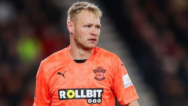 TransferNewsCen's tweet image. Newcastle United are in talks to sign Southampton goalkeeper Aaron Ramsdale on loan with an option to buy. (Fabrizio Romano)
