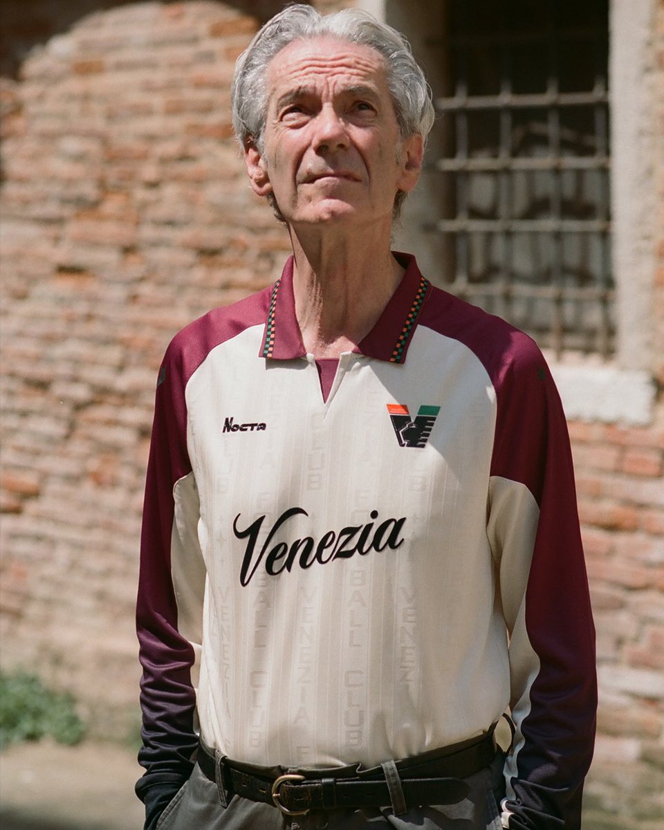 VeneziaFC_EN's tweet image. Another Football Classic
25/26 Away Jersey

Where the spirit of the ‘90s meets tomorrow, inspired by the textures and palette of Venetian Renaissance. 

Available from July 31 at shop.veneziafc.it and in official stores.

Photo by Duncan Loudon
@OfficialNocta 

#HomeGround