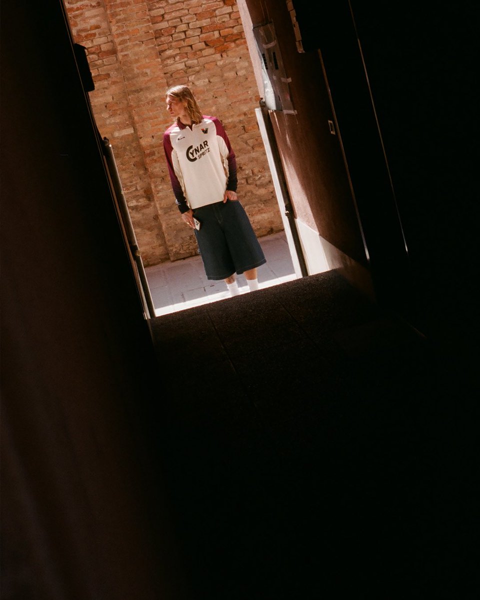 VeneziaFC_EN's tweet image. Another Football Classic
25/26 Away Jersey

Where the spirit of the ‘90s meets tomorrow, inspired by the textures and palette of Venetian Renaissance. 

Available from July 31 at shop.veneziafc.it and in official stores.

Photo by Duncan Loudon
@OfficialNocta 

#HomeGround