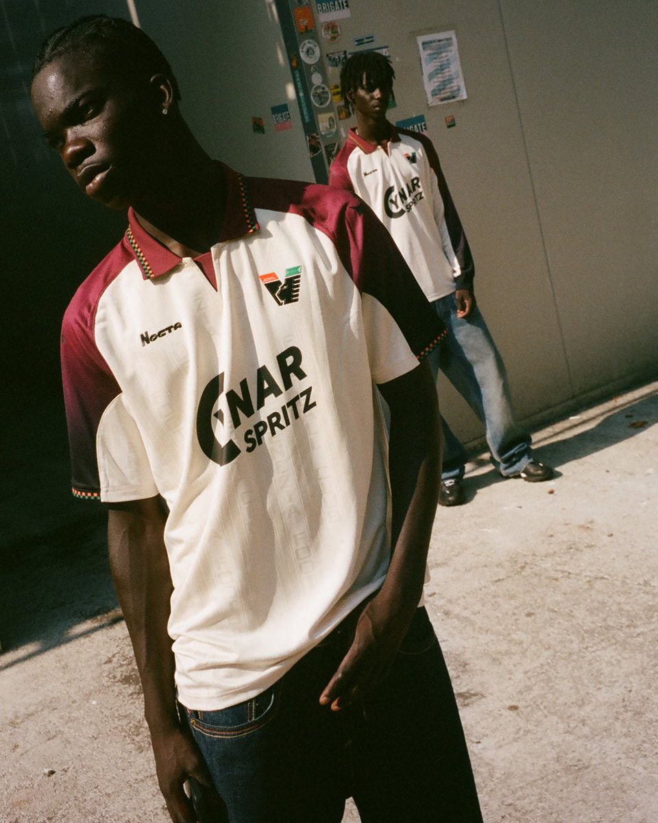 VeneziaFC_IT's tweet image. Another Football ClassicMaglia Away 25/26

Una reinterpretazione delle silhouette calcistiche degli anni ’90 ispirata alle texture e palette dei maestri del Rinascimento.

Disponibile dal 31 luglio online e nei negozi ufficiali.

Foto di Duncan Loudon
@OfficialNocta 
#HomeGround