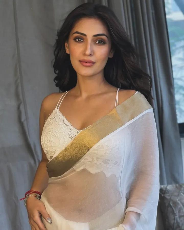 कभी कभी मन की शांति के लिए ज़रूरी है दूरी बनाना..!! 

कुछ लोगों से, कुछ जगहों से ,,
और कुछ उन चीज़ों से जो जीवन में 
व्यर्थ शोर मचाती हैं...!

_ek_ehsaas