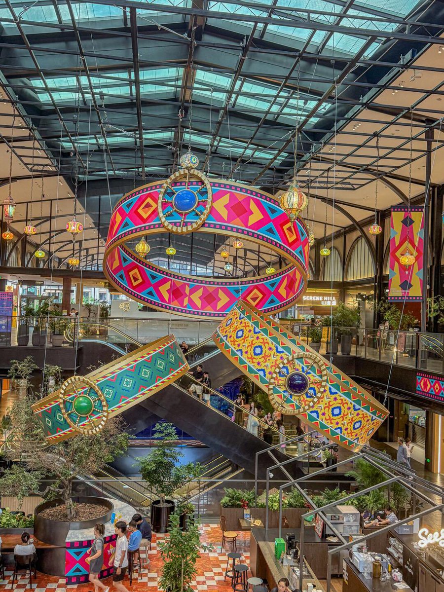 The mall’s dressed up for the international cultural festival.
📍Yiwu