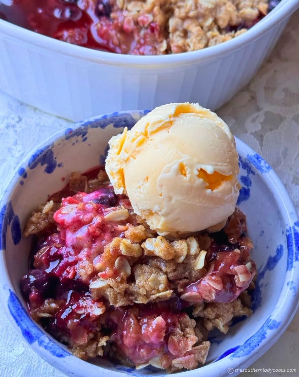 Recipe- thesouthernladycooks.com/berry-crisp/
This mixed berry crisp is so refreshing for summer and has strawberries, raspberries, blackberries and blueberries but you can use any combinations you like. #Foodie #recipes