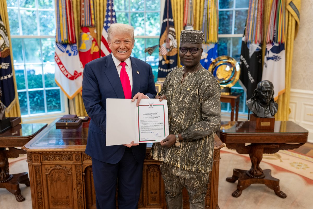 Le Président Donald Trump a chaleureusement accueilli l’Ambassadeur Kassoum Coulibaly à Washington, à l’occasion de la présentation de ses lettres de creance, le 24 juillet 2025. Dans son message, il a salué les relations solides entre le Burkina Faso et les États-Unis,