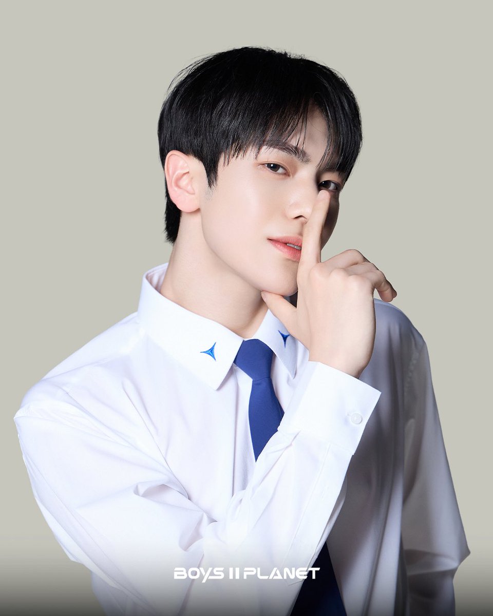 anxincerely's tweet image. Omg theyre so besties coded like the matching white shirts and the matching background like what gets more bestie than that I called it y’all