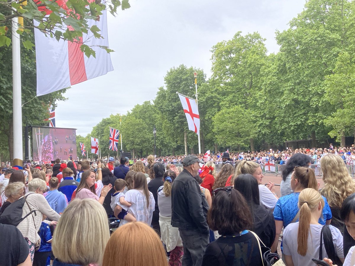 Mark Wasilewski (@wazzo_m) on Twitter photo Good atmosphere building on The Mall <a href="/theroyalparks/">The Royal Parks</a> ahead of the Lionesses Victory Parade <a href="/TRPGuild7/">Royal Parks Guild</a> <a href="/ThorneyIslandSo/">Thorney Island Society+ Friends of St James’s Park</a> <a href="/FA/">The FA</a> Good atmosphere building on The Mall <a href="/theroyalparks/">The Royal Parks</a> ahead of the Lionesses Victory Parade <a href="/TRPGuild7/">Royal Parks Guild</a> <a href="/ThorneyIslandSo/">Thorney Island Society+ Friends of St James’s Park</a> <a href="/FA/">The FA</a>