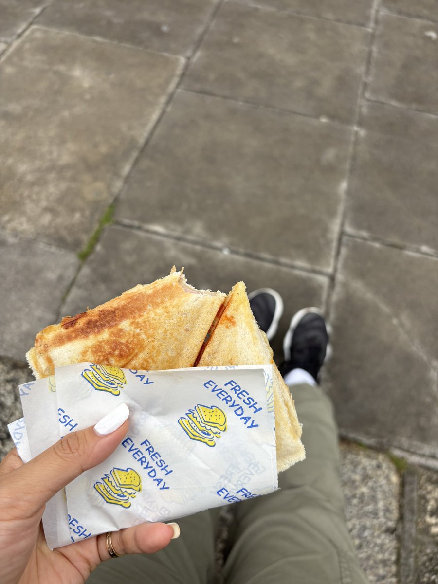 Зуны цагаар зарим газрууд гадаанаа ингээд жижигхээн зайнд, шууд аваад явахаар хөнгөн худалдаа хийдэг бол нээрээ хөөрхөн л юм