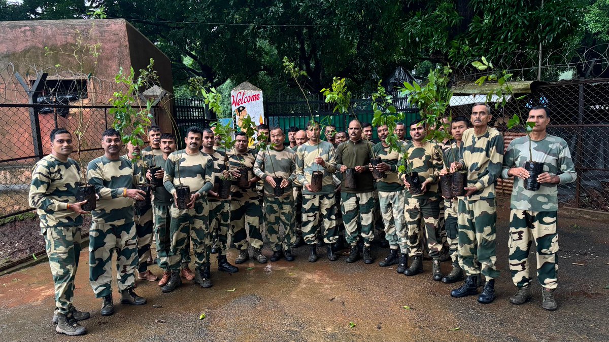 BSFODISHA's tweet image. "🌿💚 पौधा रोपण का सघन अभियान @ COB दंडाबाड़ी, 180 बटालियन बीएसएफ!
🚨 26 जुलाई 2025 को 'जी' कंपनी के नेतृत्व में 200 पौधे लगाए गए। 🌳 वन महोत्सव के अवसर पर पर्यावरण संरक्षण की दिशा में छोटा पंरतु सार्थक कदम बढ़ाया गया
#वन_महोत्सव
#हरित_भारत
#बीएसएफ
#BSFOdisha🛞
