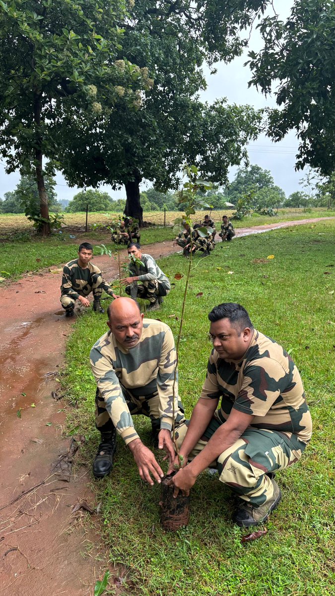 BSFODISHA's tweet image. "🌿💚 पौधा रोपण का सघन अभियान @ COB दंडाबाड़ी, 180 बटालियन बीएसएफ!
🚨 26 जुलाई 2025 को 'जी' कंपनी के नेतृत्व में 200 पौधे लगाए गए। 🌳 वन महोत्सव के अवसर पर पर्यावरण संरक्षण की दिशा में छोटा पंरतु सार्थक कदम बढ़ाया गया
#वन_महोत्सव
#हरित_भारत
#बीएसएफ
#BSFOdisha🛞