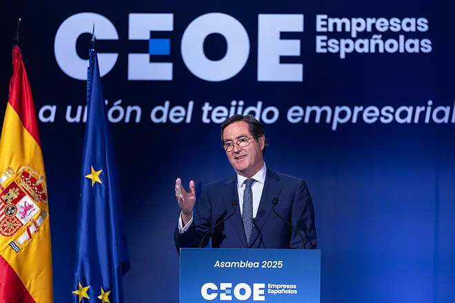 expansioncom (@expansioncom) on Twitter photo ❌CEOE muestra su "más absoluto rechazo y máxima preocupación" frente al pacto arancelario.
"Esta imposición arancelaria fragmenta los mercados internacionales generando incertidumbre y perjudicando a la libre competencia entre las empresas"
✍️ <a href="/JuandePortillo/">Juande Portillo</a> ❌CEOE muestra su "más absoluto rechazo y máxima preocupación" frente al pacto arancelario.
"Esta imposición arancelaria fragmenta los mercados internacionales generando incertidumbre y perjudicando a la libre competencia entre las empresas"
✍️ <a href="/JuandePortillo/">Juande Portillo</a>