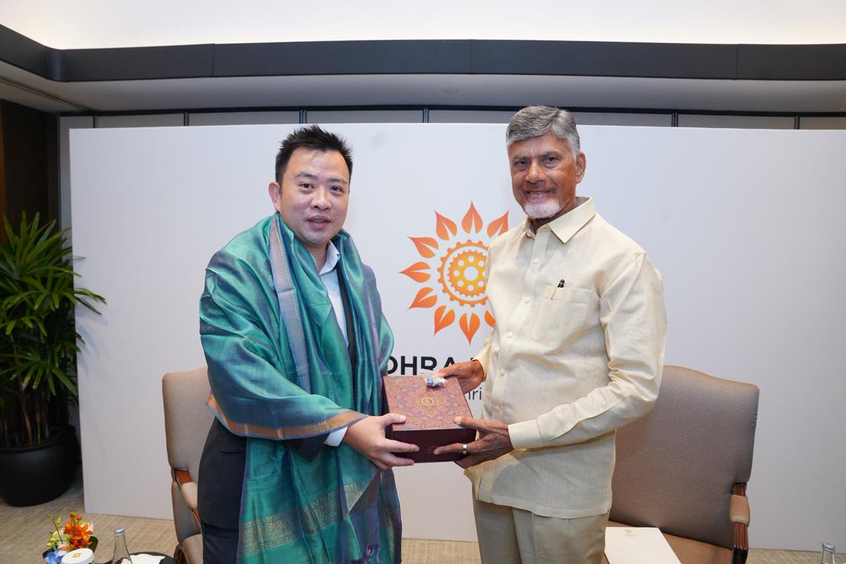 Knowledgeofap's tweet image. సింగపూర్‌కు చెందిన కెప్పెల్ కార్పొరేషన్ ఎగ్జిక్యూటివ్ డైరెక్టర్ లిమ్ యాంగ్ వియ్‌తో భేటీ అయిన ముఖ్యమంత్రి @ncbn