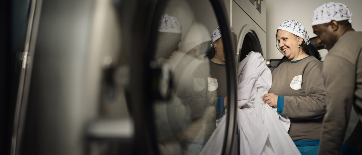 📊Globalment, el Grup Social ONCE dona feina a una de cada 557 persones que treballen a Catalunya. 

📊 El 60% de la plantilla són persones amb #discapacitat i un 45%, dones 👇