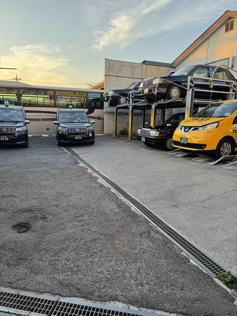 皆様お疲れ様でした〜😎💪

暑すぎ🥵

ちょっと帰りは遅くなったわ😂

とっとと帰ってシャワー🚿だ🤣

皆様、明日も宜しくお願いしまーす🥺🙇