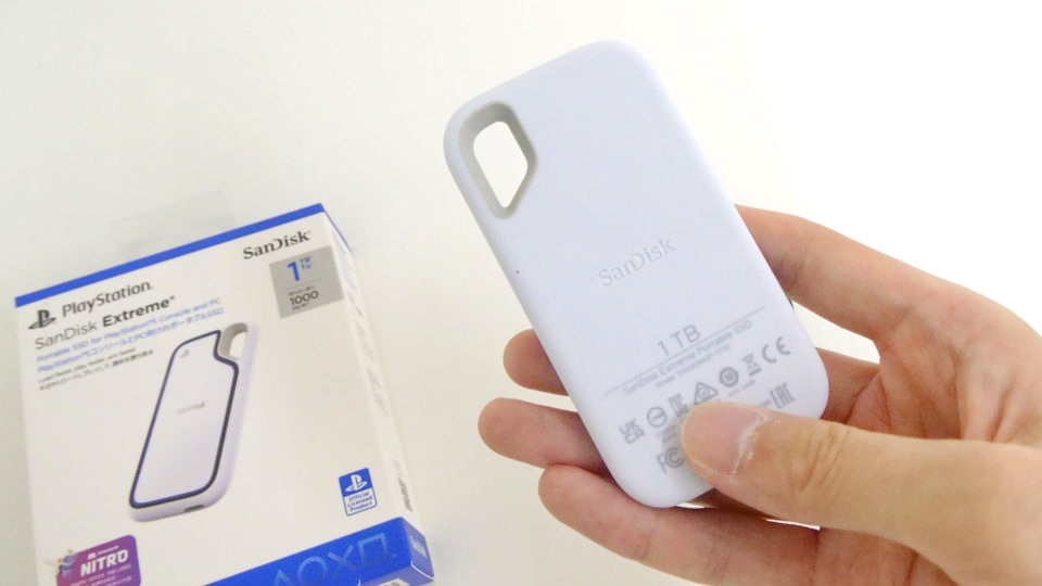 gigazine's tweet image. サンディスクのExtreme Portable SSD 1TB SDSSDE62P-1T00-J25はPlayStation 5の公式ライセンスを受けた外付けSSD。本体はコンパクトですが最大読み出し速度は1000MB/秒。以下のプレゼント記事に応募すると当たります。 #GIGAZINEプレゼント gigazine.net/news/20250725-…