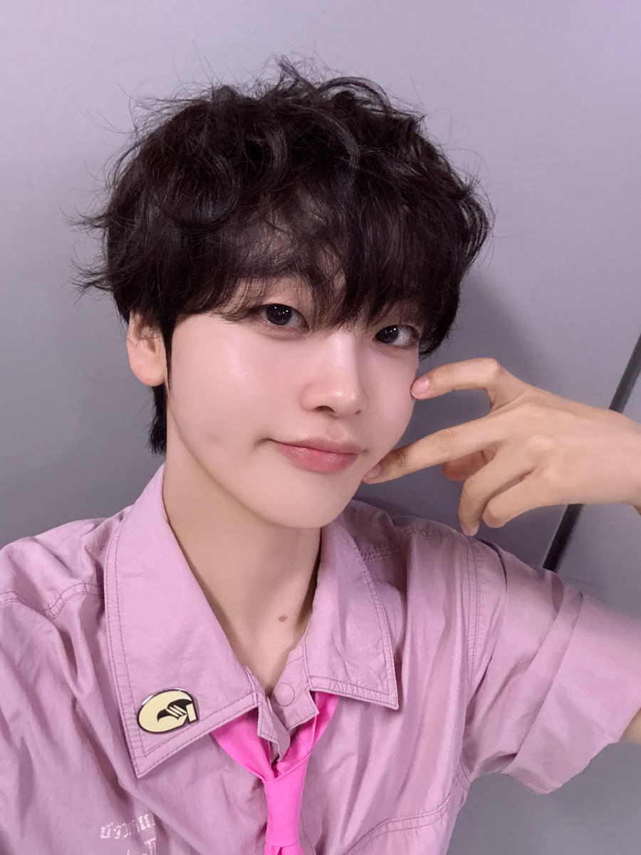 [📸] 250729
SBS M #더쇼 
⠀
7월의 마지막 주를 달달하게 채워준 러블리 몽글쭌 등장💓
8월에도 더위 조심❗️몽글쭌 귀여움에 러비티 심장 조심‼️
⠀
#CRAVITY #크래비티
#형준 #HYEONGJUN
#DaretoCrave
#SETNETG0?! #SETNETGO #셋넷고
