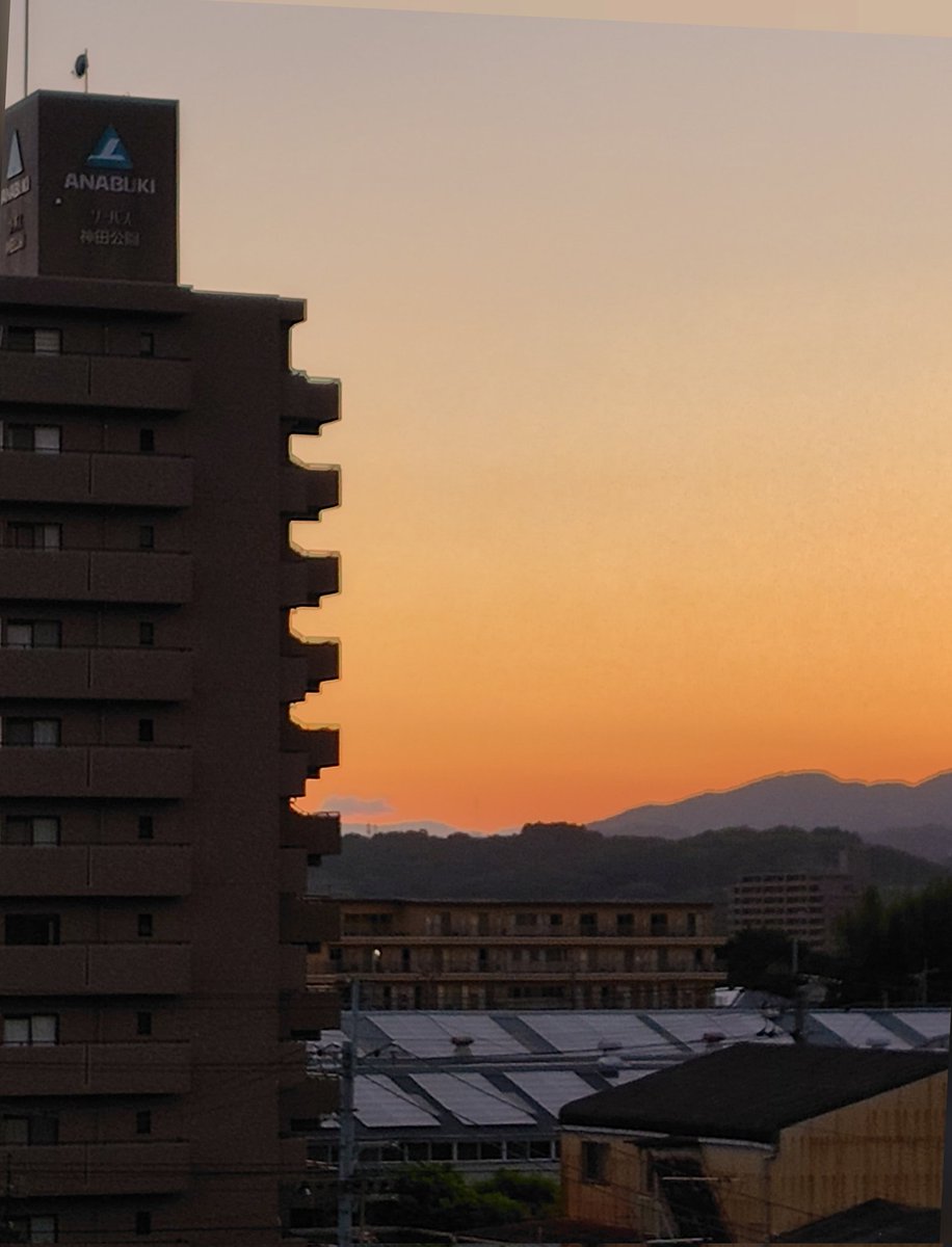 ただいま。
みんなお疲れ様ꉂ🤗おかえり😊

せっかく月🌙が綺麗なのに
見切れる……ぐらいの位置に撮った💦

みんなの
あしたいい1日でありますように。
 #いまそら 19時15分