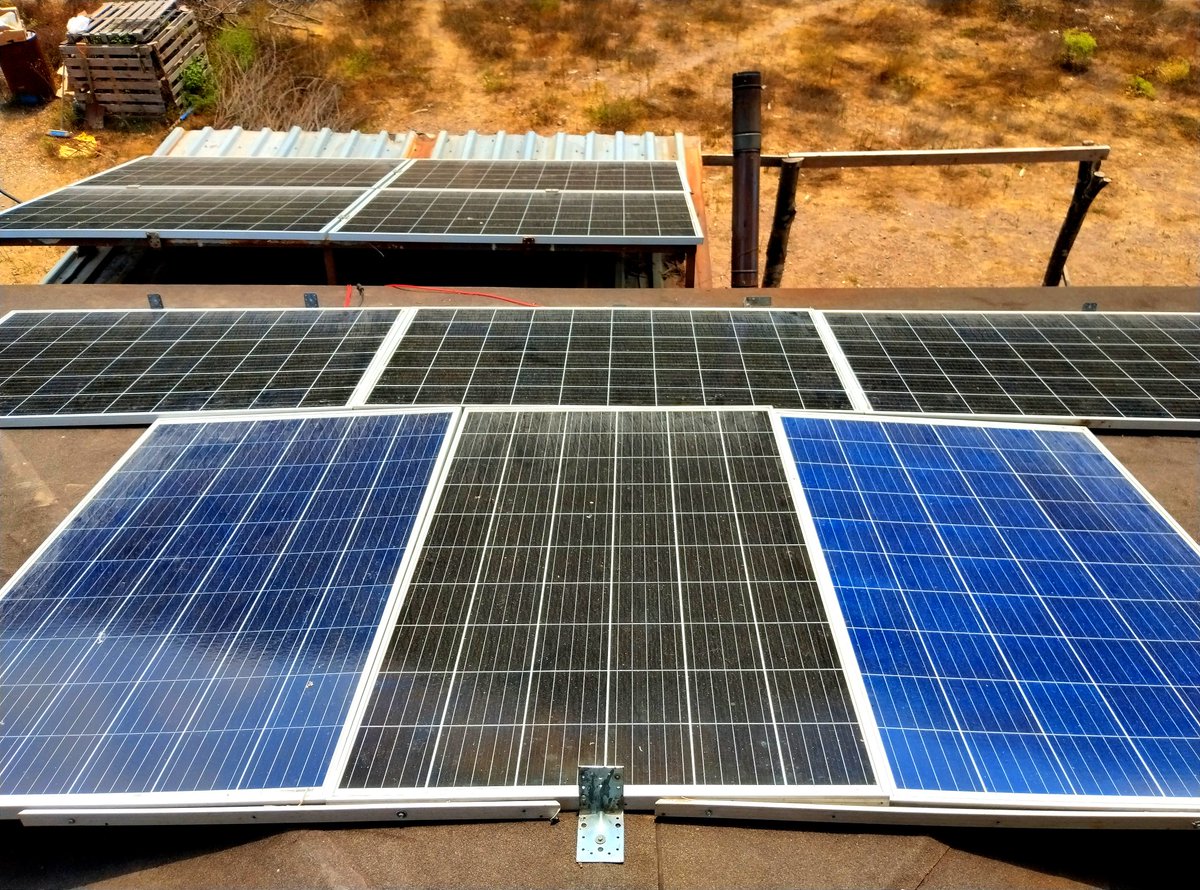 Elektriğimi üretiyorum, suyumu çıkarıyorum, ata tohumlarıyla ekip biçiyorum.

Fatura derdim yok, elektrik-su kesintisi yok.

Dışa bağımlılık minimum.

Modern kölelikten çok uzağım.