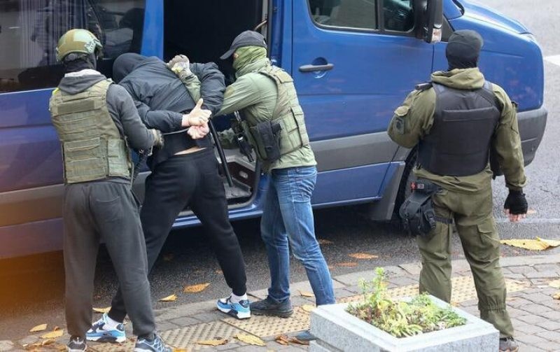 Lukashenko's enforcers are detaining people near the building that was hit by a Russian drone today <a href="/viasna96/">Viasna</a>

The regime’s priorities are clear: once again, it’s fighting Belarusians instead of what truly threatens people.