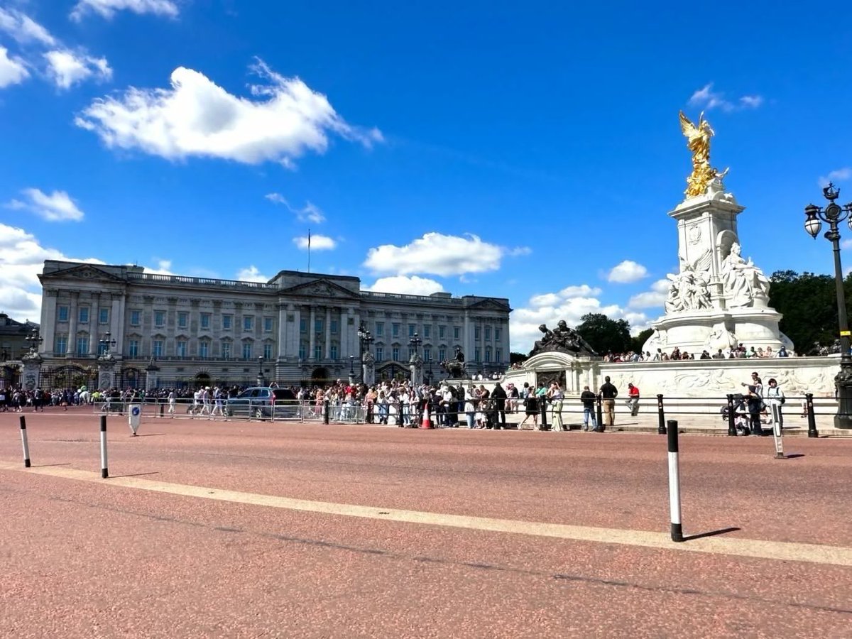 Admiring the architecture of Buckingham Palace.