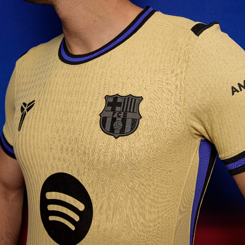 fanatikcomtr's tweet image. 📸 Barcelona, yeni sezon deplasman formasını tanıttı.