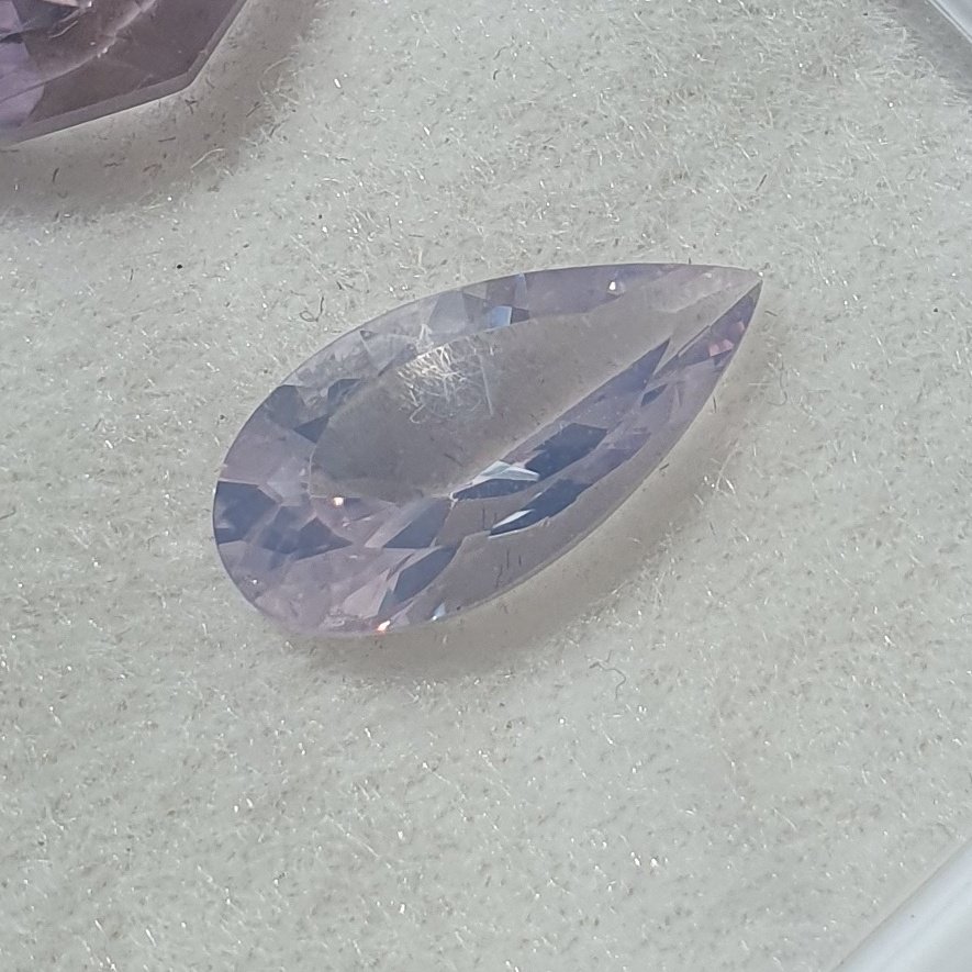 #원석마켓 #돌팔돌사
14×6mm 페어컷 라벤더쿼츠도 컷팅비만 해서 5만원에 보냅니다~~!