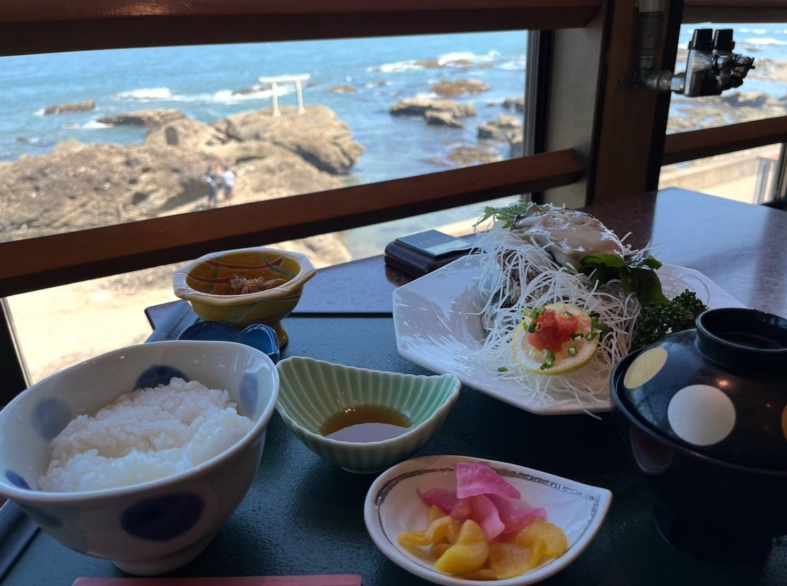 isobenoriko_'s tweet image. 鳥居を眺めながら岩牡蠣を食べた日
