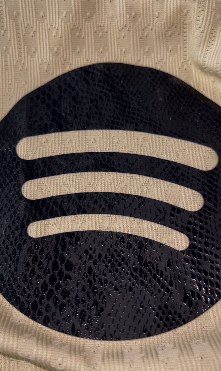 carpetasFCB's tweet image. 📌 Los detalles de la segunda equipación del Barça
🐍 Tanto en el escudo como en el logo de Spotify se puede observar un relieve de piel de serpiente
✅ Se sustituye el Nike por el logotipo de Kobe Bryant
