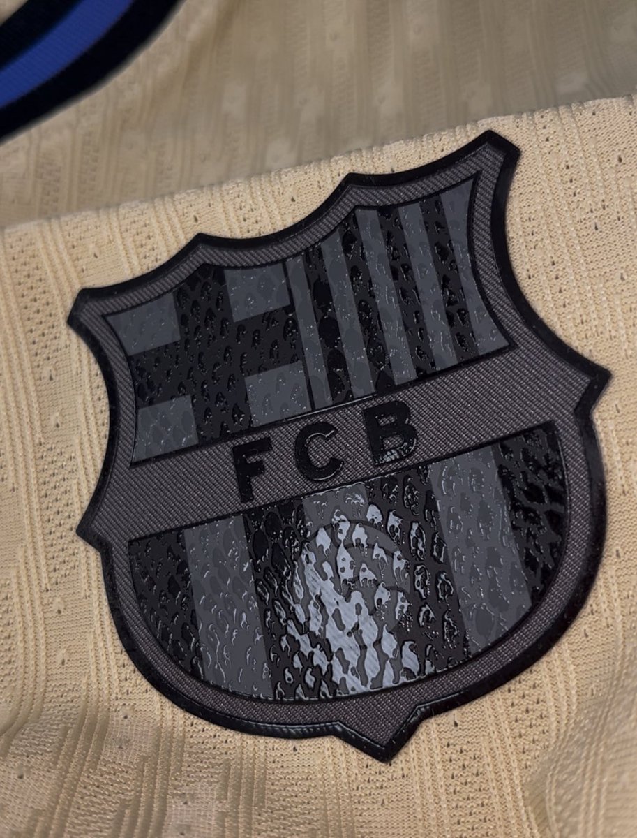 carpetasFCB's tweet image. 📌 Los detalles de la segunda equipación del Barça
🐍 Tanto en el escudo como en el logo de Spotify se puede observar un relieve de piel de serpiente
✅ Se sustituye el Nike por el logotipo de Kobe Bryant