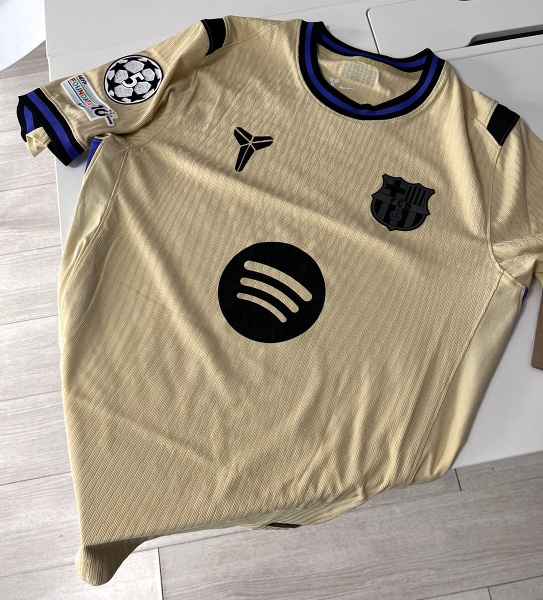 carpetasFCB's tweet image. 📌 Los detalles de la segunda equipación del Barça
🐍 Tanto en el escudo como en el logo de Spotify se puede observar un relieve de piel de serpiente
✅ Se sustituye el Nike por el logotipo de Kobe Bryant