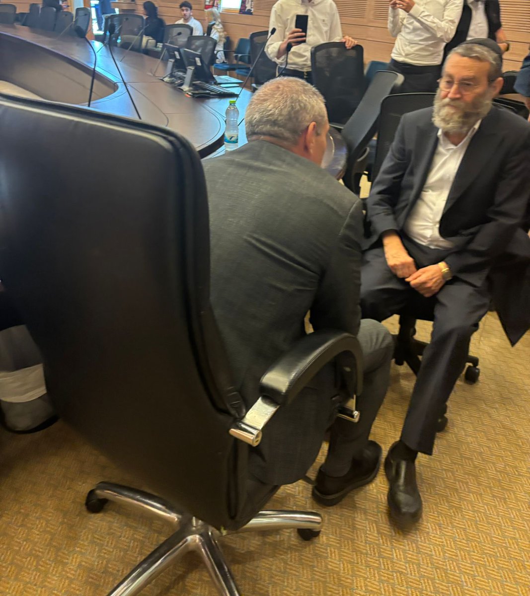 משמורת משותפת: מילביצקי וגפני בוועדת הכספים. מילבצקי כבר החל לנהל אותה כמ״מ. כמה מטרים משם, מאבק  בוועדת הכנסת נגד מינוי מילביצקי