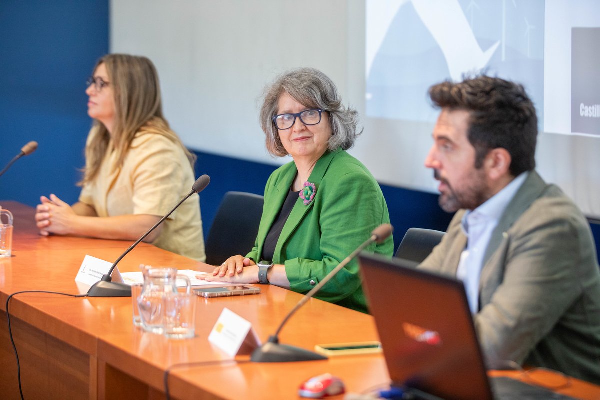 👉La consejera de <a href="/DSostenibleCLM/">Desarrollo Sostenible CLM</a> ha participado en esta jornada informativa sobre las ayudas del #PERTE #EnergiasRenovables de <a href="/IDAEenergia/">IDAE</a> <a href="/mitecogob/">Transición Ecológica y Reto Demográfico</a> para impulsar la economía circular en empresas del sector ♻️

ℹ️castillalamancha.es/node/405950