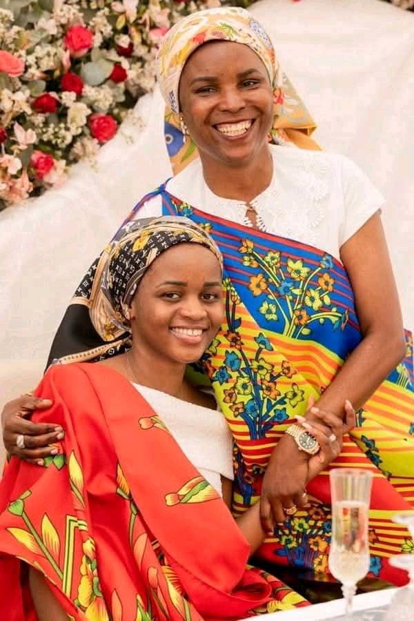 BoyAbdulrashid's tweet photo. 📸: Mumwambaro mwiza w’ikirundi Mama Mugiraneza @Burundi1stLady ari kumwe n’umukazana wiwe.
@nellynadia3 @CanesiusNiyonk2
@NtahirajaThren1 @NduwiVanes64896 @FemidejabatB
#BSMITH https://t.co/AqgB506lJy
