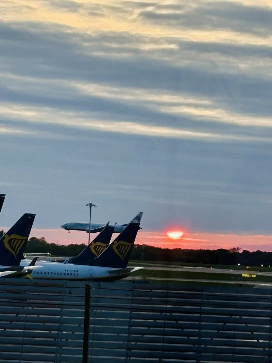 Эгч нь харилаа шүү😌
Хот мотоо угаа
Хорхог боодгоо болго
Цэцэг Давка 2 уухдаа бэлд