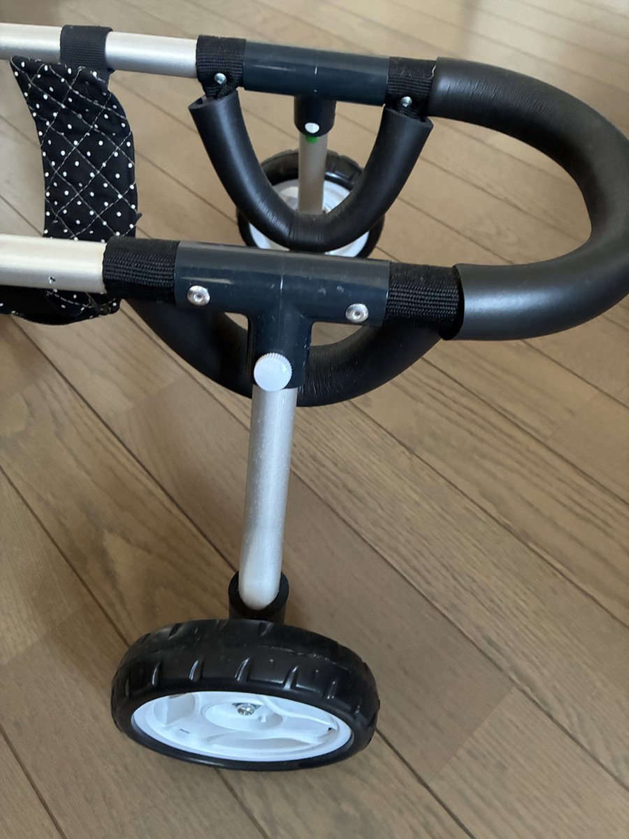 arar2008_ar's tweet photo. アロアは車椅子を3台購入しましたがなかなか合わずひなたちゃんの車椅子が1番心地が良かったようで🥰
歩いたりグル活したり😌寝たきりになってからは立てるだけでも嬉しそうでここでご飯を食べたり眠り込むことも。ありがたく愛用させていただきました。
 #秘密結社老犬倶楽部天国支部 https://t.co/kxjPPYYXvi