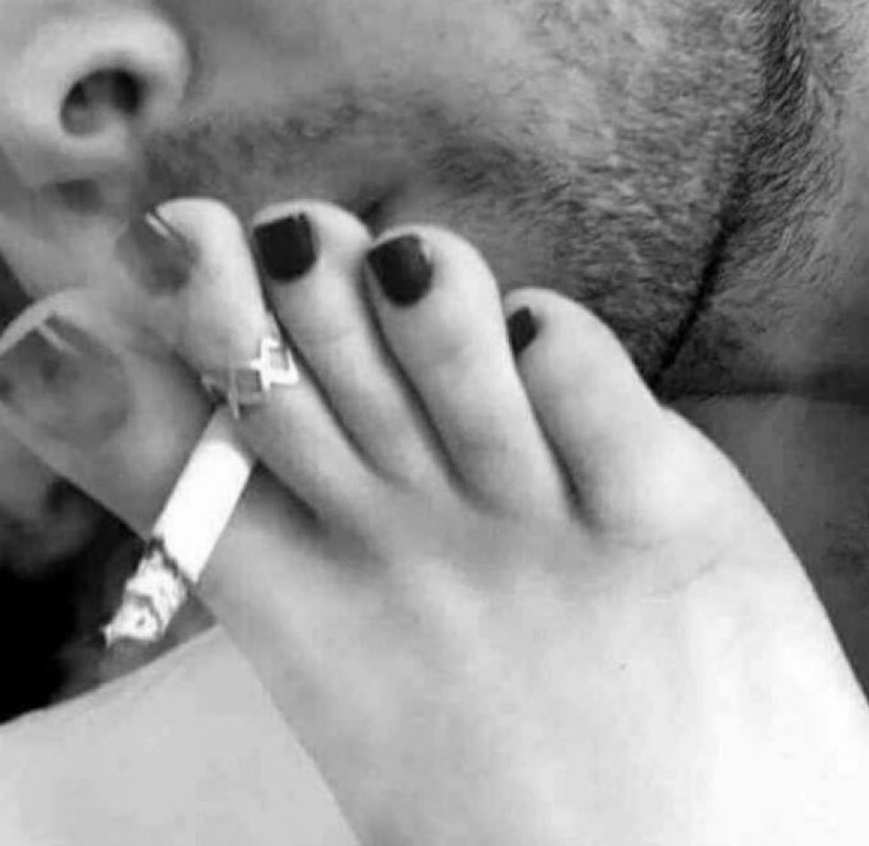 في حضوري.. حتى السيجارة تشتعل بدلع بين أصابعي 💋🔥
مين يقدر يقاوم هاللحظة؟ 😏✨"