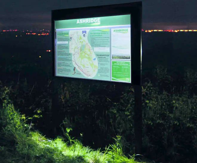 ExternalWorks's tweet image. Signscape and Signconex's Eco-Vision solar-powered, illuminated #OutdoorNoticeboards are maintenance-free, easy to install and have no running costs ow.ly/CkTs50Wfjoc #SignageSolutions #IlluminatedSigns #SignageInnovation