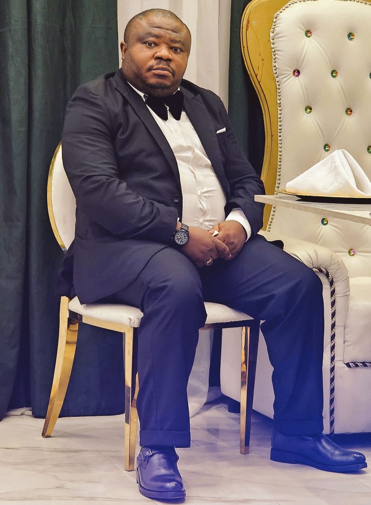 🇨🇩 Devenir quelqu'un de bien, ce n'est pas plaire à tout le monde, c'est au contraire rester digne dans un monde qui t'invite chaque jour à trahir tes valeurs. Rester digne, c’est bien sûr dur mais se trahir, c’est pire car on est contraint à être seul face à l'angoisse.