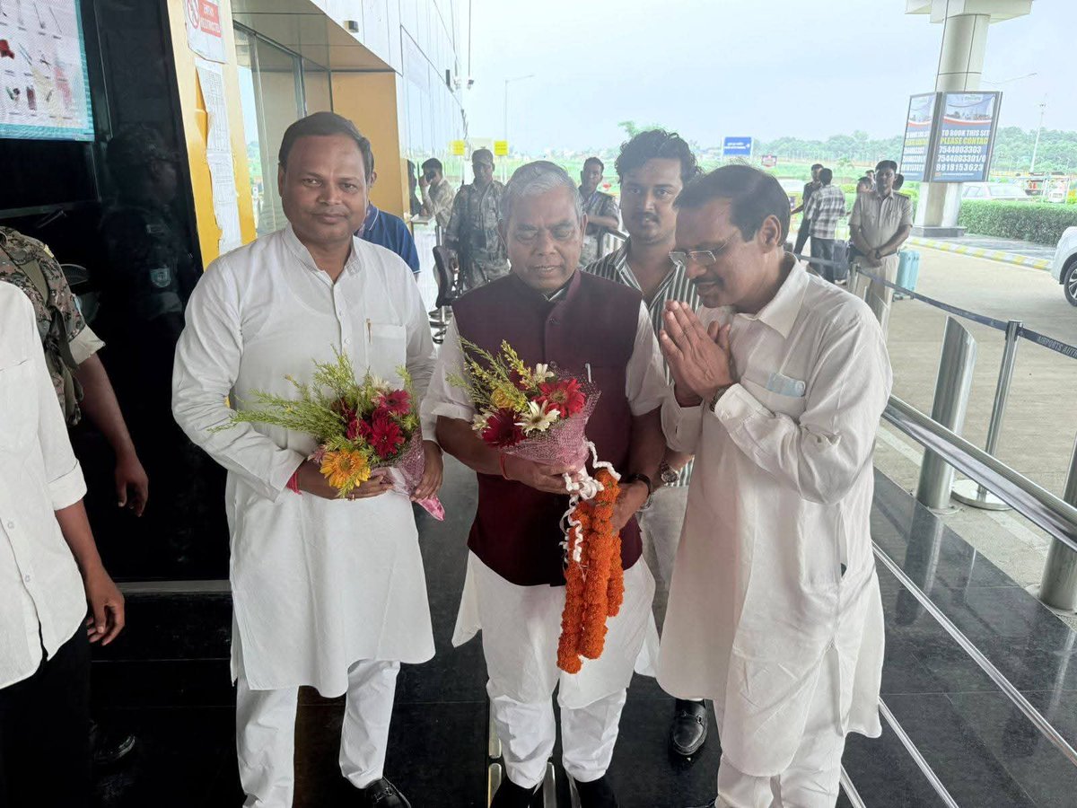 INCJharkhand_'s tweet image. देवघर एयरपोर्ट पर प्रदेश अध्यक्ष श्री @MahtoKeshavINC जी का स्वागत करते मीडिया सेल के चेयरमैन श्री सतीश पॉल मुंजिनी, जिला अध्यक्ष प्रोफेसर उदय प्रकाश, 20 सूत्री उपाध्यक्ष श्री संजय मुन्नम, प्रदेश सचिव श्री अवधेश प्रजापति, नगर अध्यक्ष श्री रवि केसरी, एनएसयूआई नगर अध्यक्ष श्री…