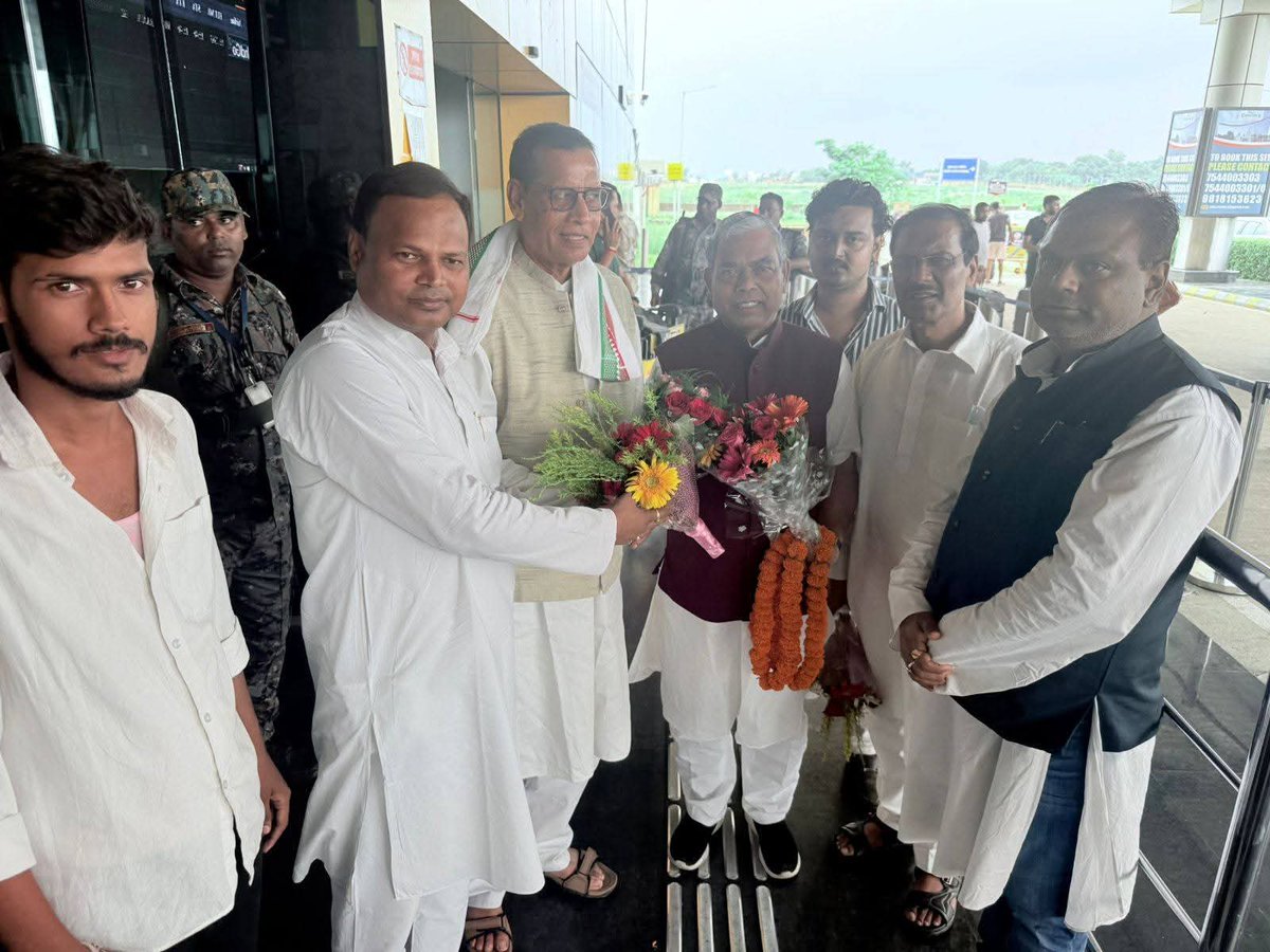 INCJharkhand_'s tweet image. देवघर एयरपोर्ट पर प्रदेश अध्यक्ष श्री @MahtoKeshavINC जी का स्वागत करते मीडिया सेल के चेयरमैन श्री सतीश पॉल मुंजिनी, जिला अध्यक्ष प्रोफेसर उदय प्रकाश, 20 सूत्री उपाध्यक्ष श्री संजय मुन्नम, प्रदेश सचिव श्री अवधेश प्रजापति, नगर अध्यक्ष श्री रवि केसरी, एनएसयूआई नगर अध्यक्ष श्री…