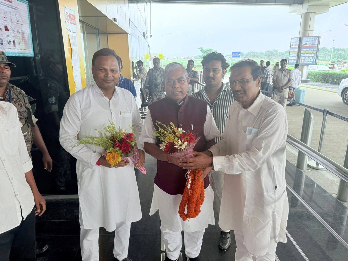 INCJharkhand_'s tweet image. देवघर एयरपोर्ट पर प्रदेश अध्यक्ष श्री @MahtoKeshavINC जी का स्वागत करते मीडिया सेल के चेयरमैन श्री सतीश पॉल मुंजिनी, जिला अध्यक्ष प्रोफेसर उदय प्रकाश, 20 सूत्री उपाध्यक्ष श्री संजय मुन्नम, प्रदेश सचिव श्री अवधेश प्रजापति, नगर अध्यक्ष श्री रवि केसरी, एनएसयूआई नगर अध्यक्ष श्री…