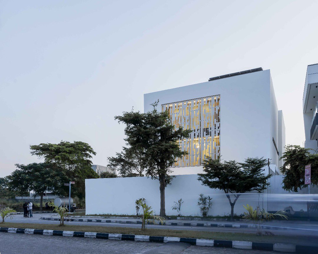 ArchPose's tweet photo. The Lantern House by Oshinowo Studio in Ikoyi #lagos 

Read more on https://t.co/DbwXq0HTjg 

#archposé #architectureinafrica #architectureinnigeria #tropicalmodernism #architecturalphotography #archilovers #naija #arquitecto https://t.co/q3I39acXnb