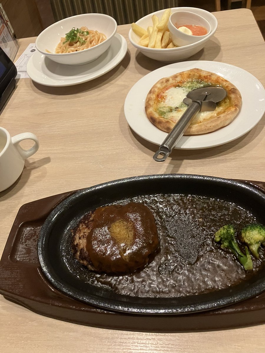 夕飯食べてる