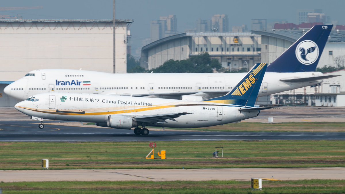 The historic meeting of the same era.
Boeing 747-200/737-400