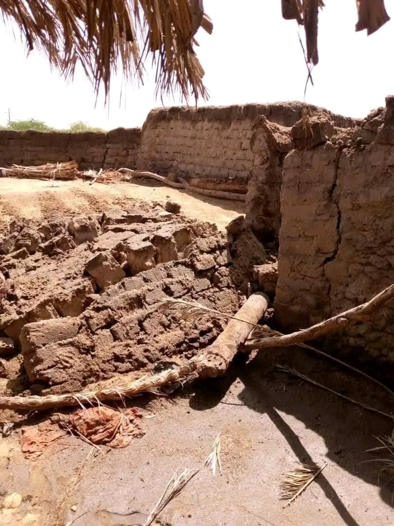 AhmadouAtafa's tweet photo. Niger : Une forte pluie s’est abattue le 27 juillet 2025 sur la commune de Fachi, département de Bilma, region d'Agadez, provoquant l’effondrement de plusieurs maisons. Aucune perte en vie humaine signalée. #Niger #Fachi #Bilma #Inondations #Pluie2025 #Agadez https://t.co/Vbypp4KbwJ
