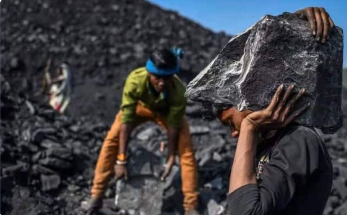 v_shrivsatish's tweet image. India crossed a historic milestone by producing over 1 billion tonnes of coal in FY25, meeting most of its demand through domestic output. The target is now set at 1.13 billion tonnes by FY30, with Coal India aiming for 1 BT by FY27. This expansion will reduce non-essential…